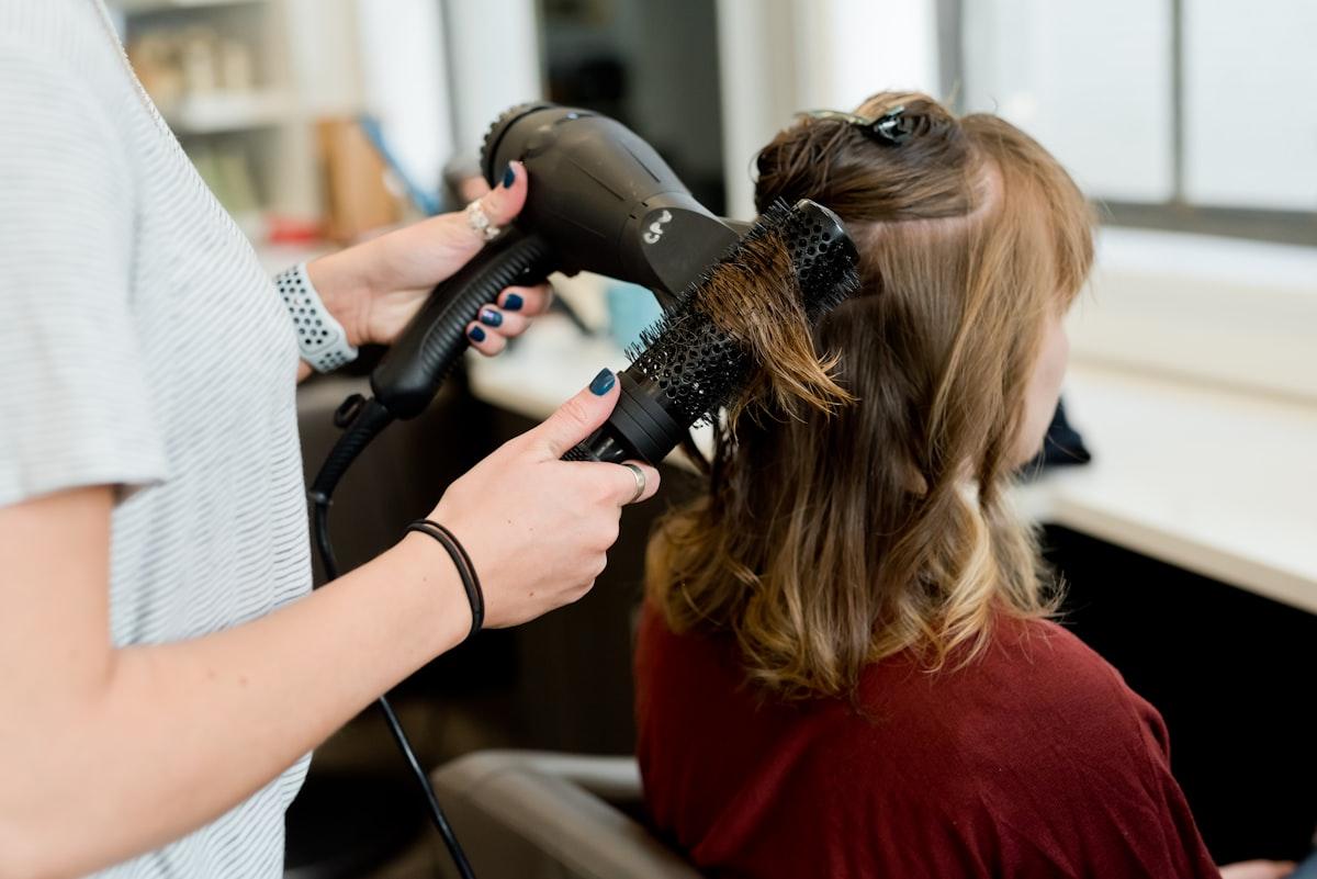 Guide hydratation cheveux bouclés afro 2026 : routine complète