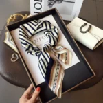 Foulard de Luxe Carré, Élégant Multi-Couleur en Satin Doux – 70 × 70 cm – Image 3